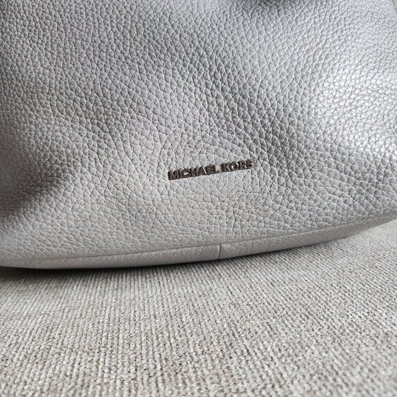 MICHAEL KORS LENA large pebble leather hobo lined light grey - Picture 9 of 15